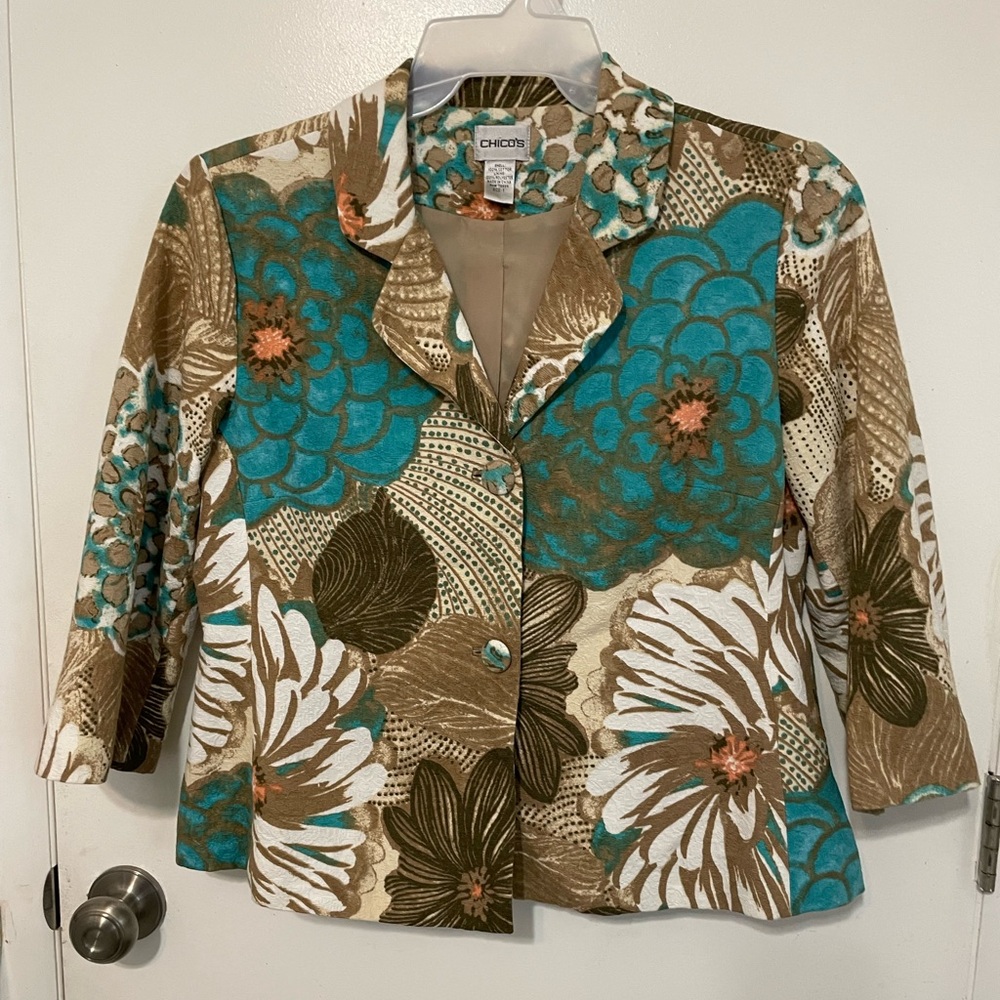 Chico’s 1 FLORAL PEACOCK FEATHER 2
BUTTON LINED TEXTURED BLAZER 3/4 SLEEVE